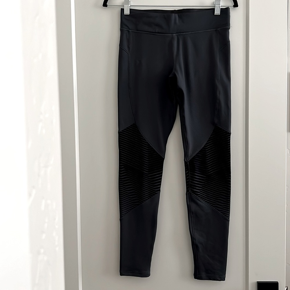 Pre-owned Under Armour gray with black striping leggings. Size Medium.